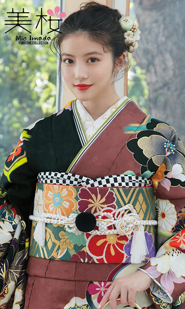 今田美桜振袖の大輪の梅２/茶色