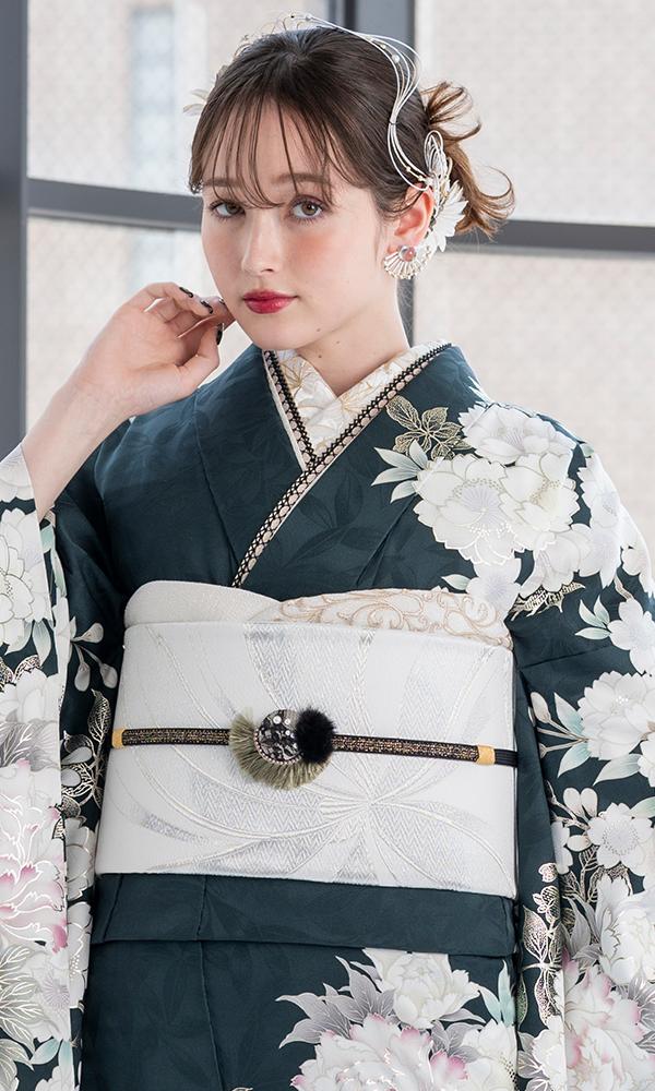 濃緑に白色の桜と牡丹