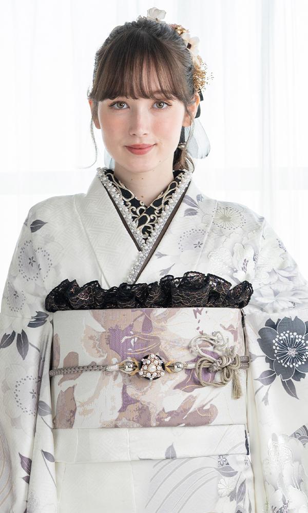 可愛い白地に銀彩と刺繡