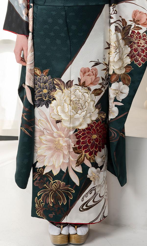 濃緑に大輪の花々の振袖