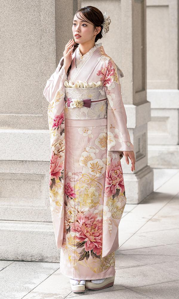 薄ピンクに梅や牡丹の金彩