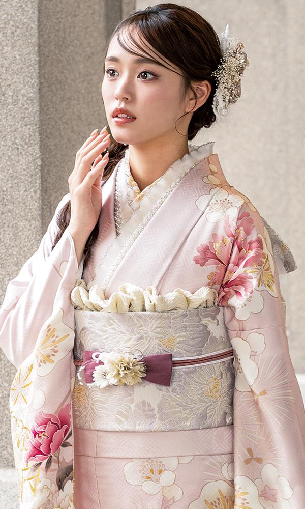 薄ピンクに梅や牡丹の金彩