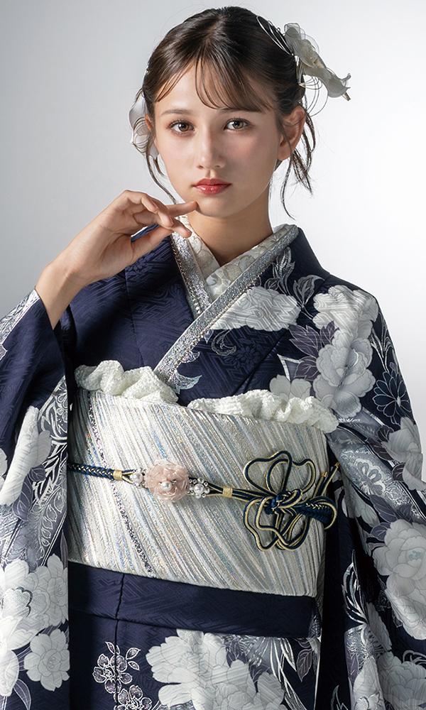 紺地に白と銀彩のしめ振袖