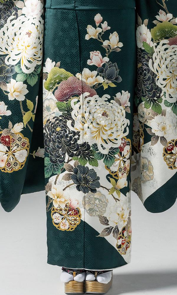 濃い緑に四季の花々