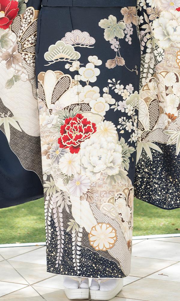 紺地振袖に流水の花々