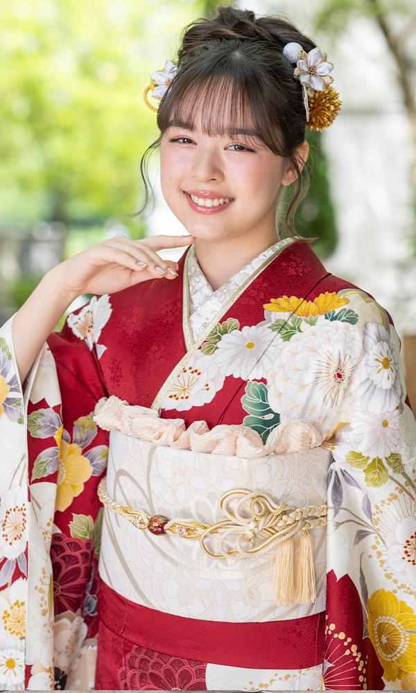 赤地に白の菊花振袖