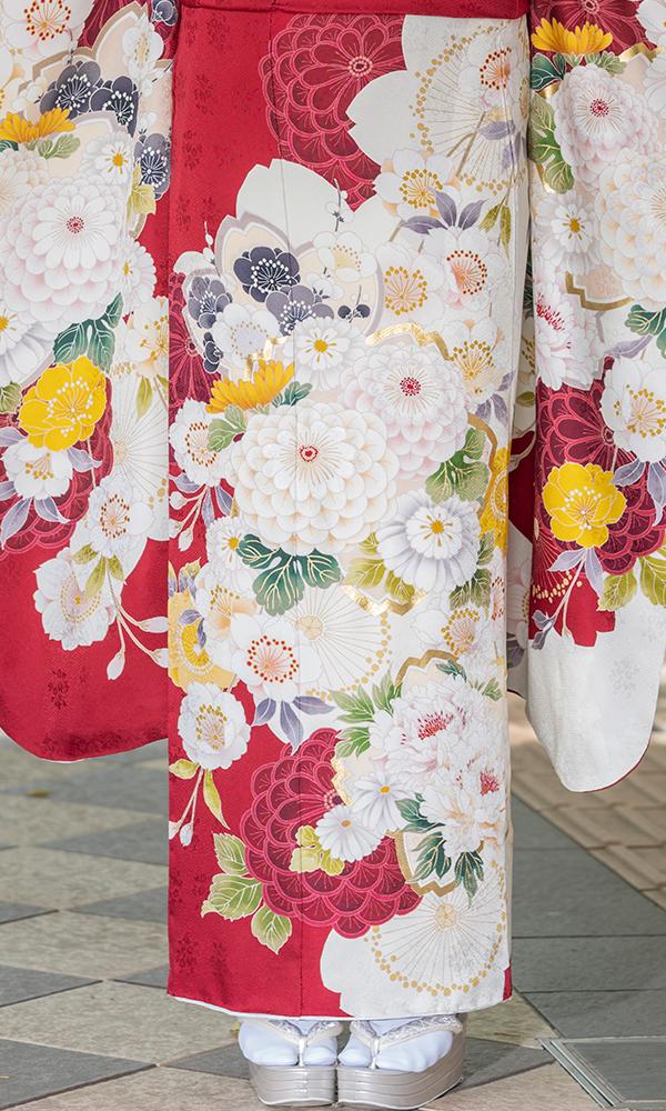 赤地に白の菊花振袖