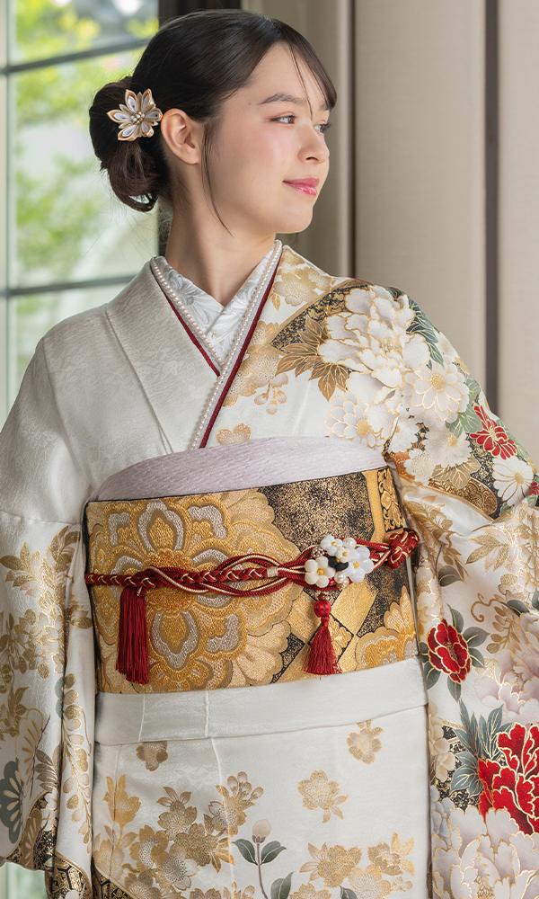 赤白の染分けた牡丹と薔薇