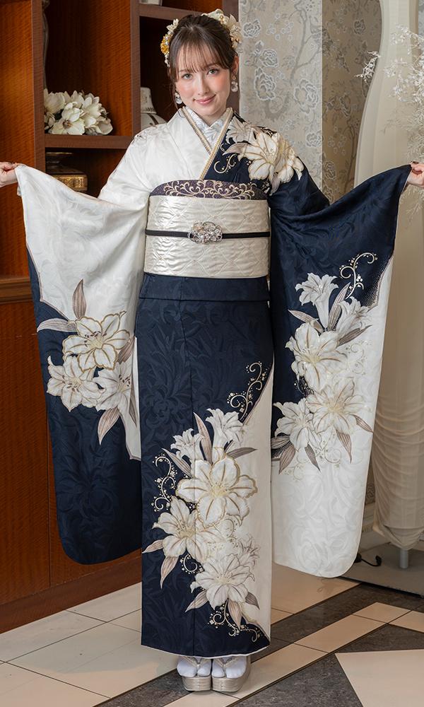 白と紺の染分けた百合の花