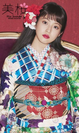 今田美桜振袖の金彩桜文様/青