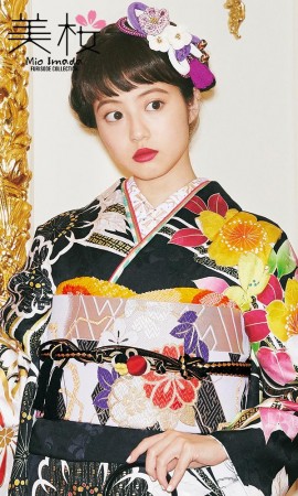 今田美桜振袖の桜と鶴/黒
