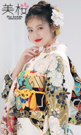 今田美桜振袖の牡丹/白