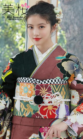 今田美桜振袖の大輪の梅２/茶色
