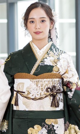 深緑色の牡丹と花尽くし