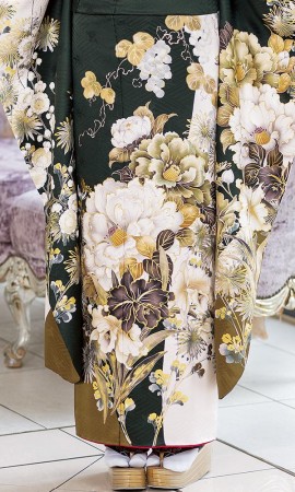 深緑色の牡丹と花尽くし