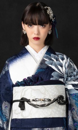 紺地に百花の王 桂由美