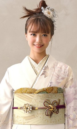 白色のくすみ系に金駒刺繡