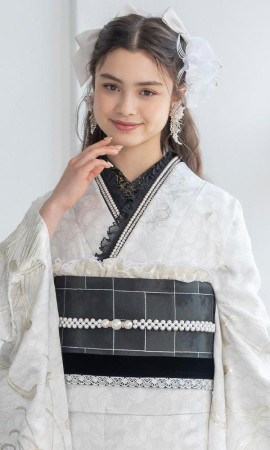 白地に刺繡と銀彩スワロ