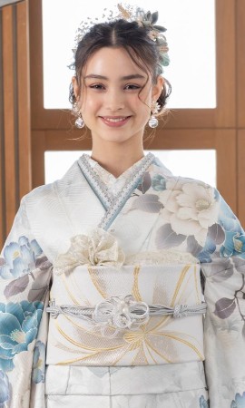 白地に水色と可愛い椿