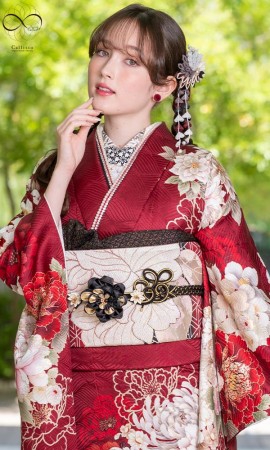 赤地に紅白の牡丹と花々