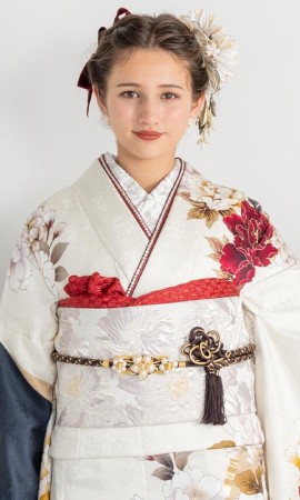 白地にボルドー牡丹と乱菊