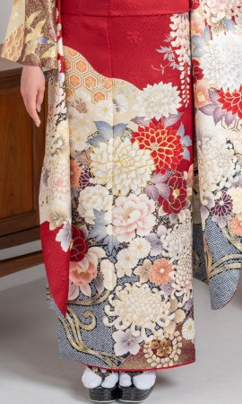 赤地に四季の花と金駒刺繡