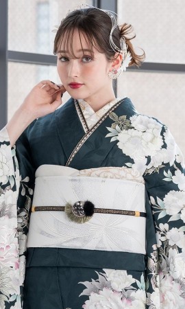 濃緑に白色の桜と牡丹