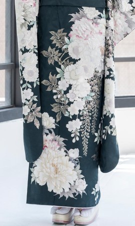 濃緑に白色の桜と牡丹