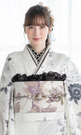 可愛い白地に銀彩と刺繡