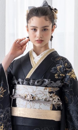 黒地に金彩プリンセス振袖