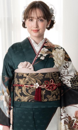 濃緑に大輪の花々の振袖