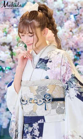 白地に紺と薄紫の牡丹