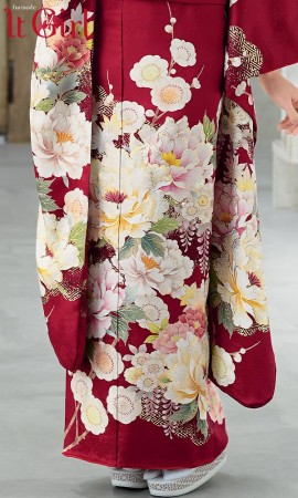 深紅振袖に四季の花尽くし