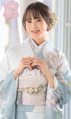 白と水色の大輪の花々