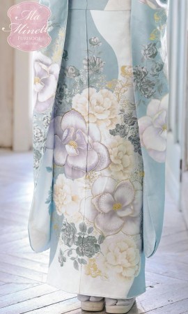 白と水色の大輪の花々