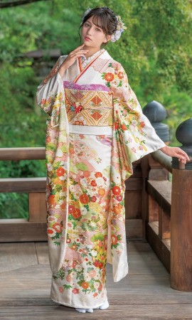 白地に瑞雲と松竹梅の振袖