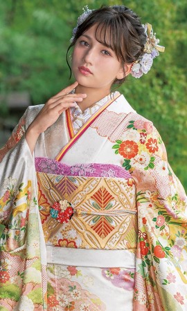 白地に瑞雲と松竹梅の振袖