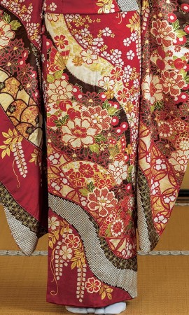 赤地に流水の華に絞り振袖