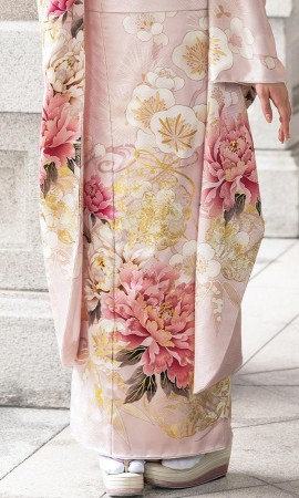 薄ピンクに梅や牡丹の金彩