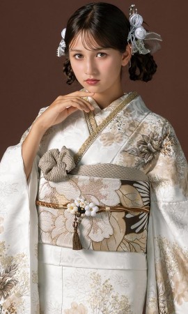 白地にベージュ系の花束