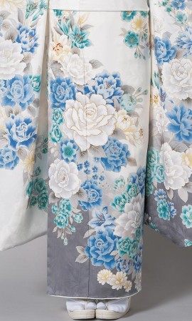 白地に濃淡ブルーの花舞