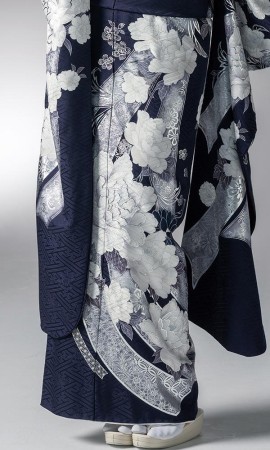 紺地に白と銀彩のしめ振袖