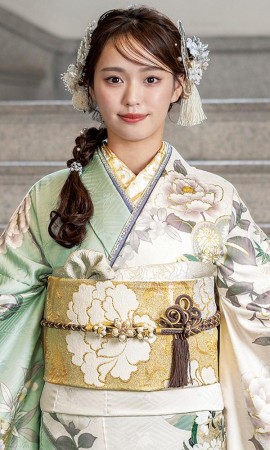 白とミントの染分け椿振袖