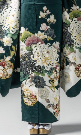 濃い緑に四季の花々