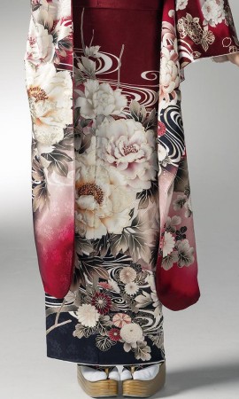 赤地に流水と牡丹の振袖