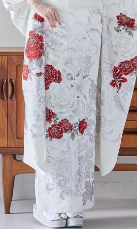 白地に銀彩牡丹と赤い薔薇