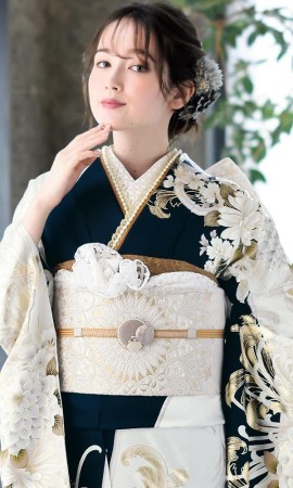 紺と純白の乱菊の金彩振袖