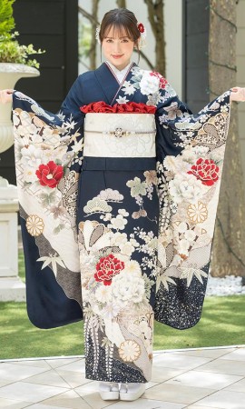 紺地振袖に流水の花々