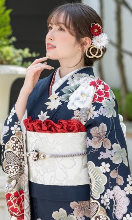紺地振袖に流水の花々