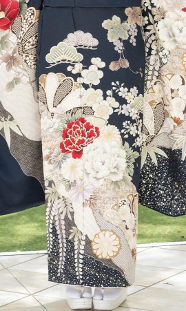 紺地振袖に流水の花々